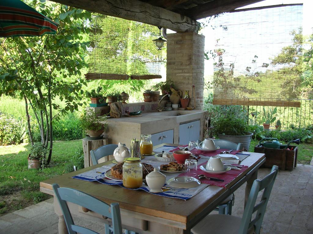 Poggio Dei Prugnoli Bed & Breakfast Tavoleto Екстериор снимка